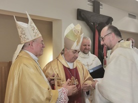 Ks. Grzegorz Kozioł z Tarnowa otrzymał krzyż misyjny od nuncjusza apostolskiego w Polsce