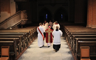 Biskup opolski odwołuje dyspensę ogólną od obowiązku uczestnictwa w Mszy św.