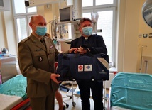 Nowy respirator od Caritas dla szpitala wojskowego