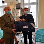 Nowy respirator od Caritas dla szpitala wojskowego