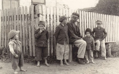 Dzieci z Zofianki Górnej podczas okupacji.