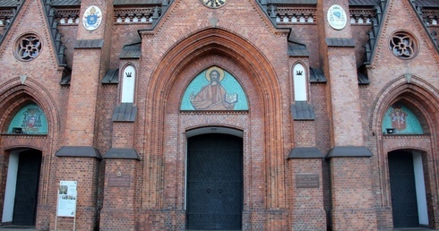 Biskup zachęca, żeby osoby nadal korzystające z dyspensy od niedzielnej Eucharystii, włączały się w Eucharystię duchowo podczas transmisji przez media.