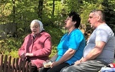 Majowa modlitwa przy kapliczce Matki Bożej w Górnej Leszczynie w Istebnej