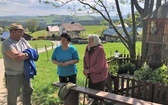 Majowa modlitwa przy kapliczce Matki Bożej w Górnej Leszczynie w Istebnej