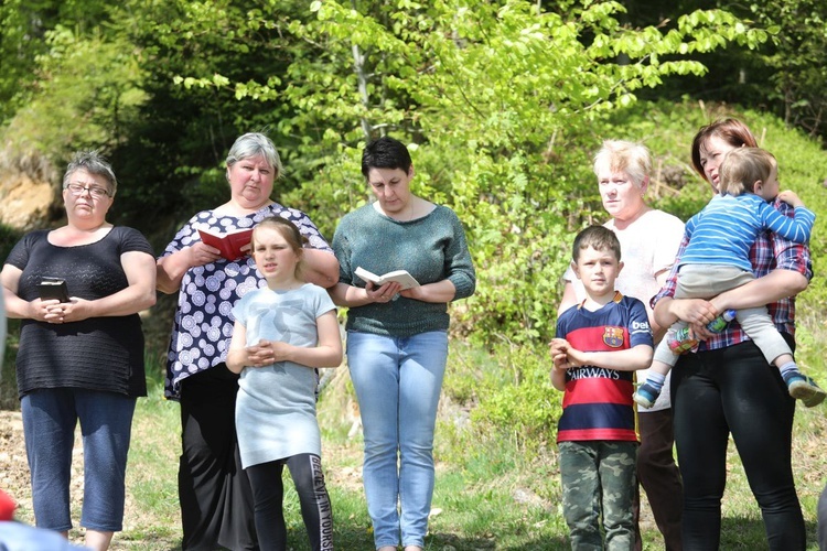 Majowa modlitwa przy kapliczce Matki Bożej w Górnej Leszczynie w Istebnej