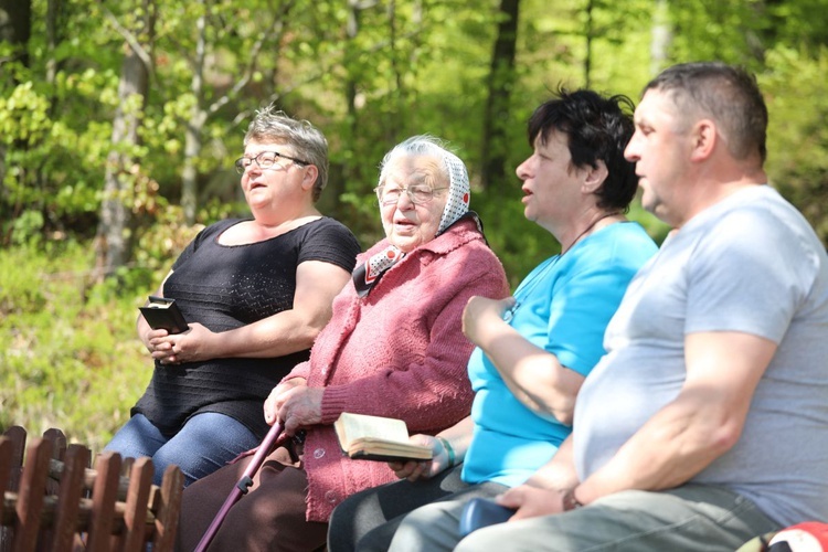 Majowa modlitwa przy kapliczce Matki Bożej w Górnej Leszczynie w Istebnej