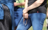 Majowa modlitwa przy kapliczce Matki Bożej w Górnej Leszczynie w Istebnej