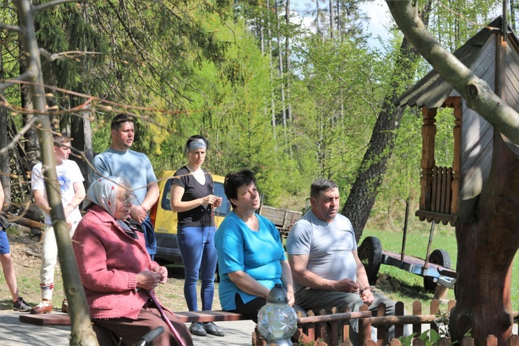 Majowa modlitwa przy kapliczce Matki Bożej w Górnej Leszczynie w Istebnej