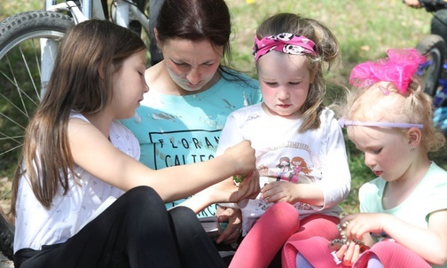 Od najmłodszych lat dzieci wychowują się tu z różańcem w rękach