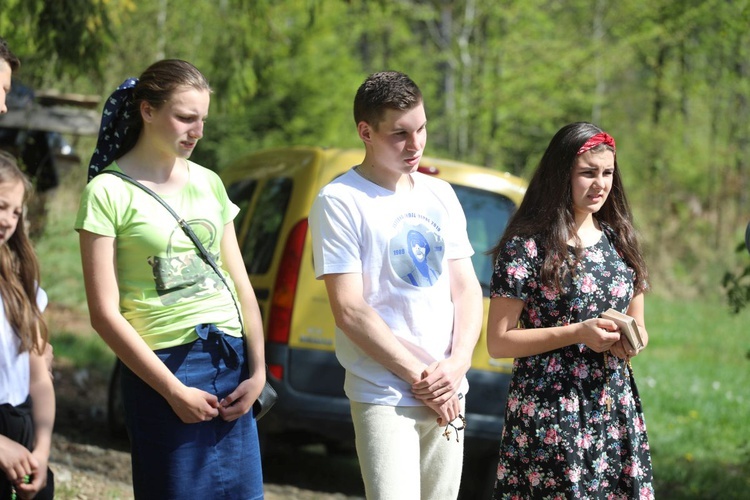 Majowa modlitwa przy kapliczce Matki Bożej w Górnej Leszczynie w Istebnej