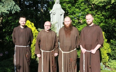 Od lewej br. Karol i br. Krzysztof, przyszli kapłani, oraz br. Michał i br. Krzysztof, przyszli diakoni.