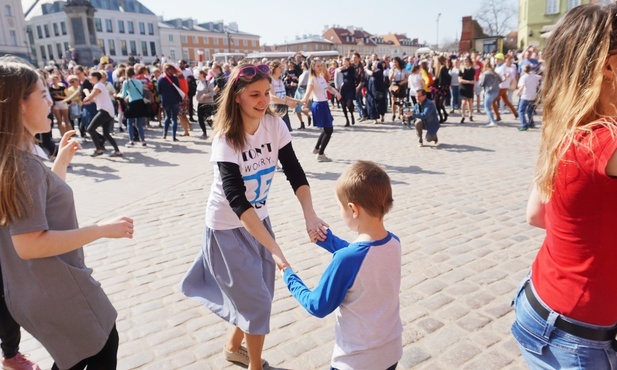 Taniec wielkanocny w Zielone Świątki na pl. Zamkowym