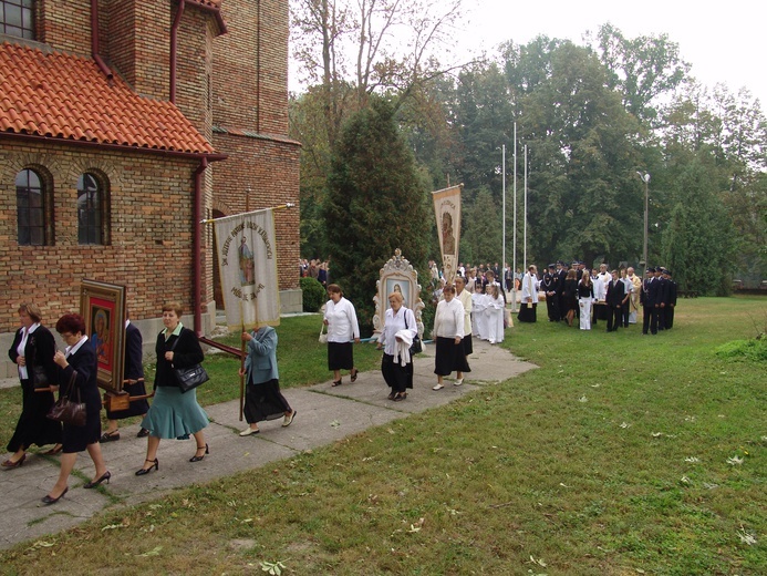 W tym roku, z racji epidemii koronawirusa, procesje Bożego Ciała przejdą trzykrotnie wokół naszych kościołów parafialnych.