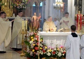 Czterech neoprezbiterów koncelebruje z bp. Henrykiem Tomasikiem swoją pierwszą Eucharystię.