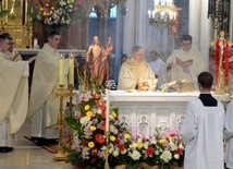 Czterech neoprezbiterów koncelebruje z bp. Henrykiem Tomasikiem swoją pierwszą Eucharystię.