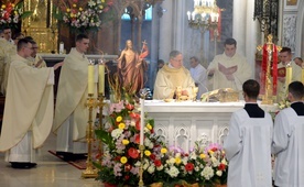 Czterech neoprezbiterów koncelebruje z bp. Henrykiem Tomasikiem swoją pierwszą Eucharystię.