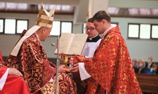 Bp Roman Pindel przekazał każdemu nowemu kapłanowi kielich mszalny i patenę - znaki sakramentu Eucharystii, którą będą odtąd sprawować.