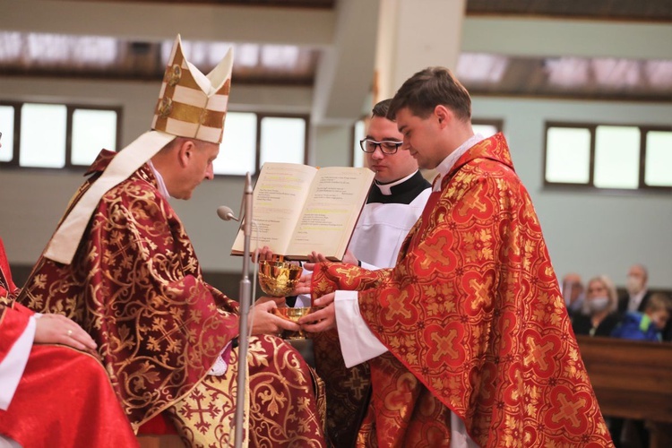 Bp Roman Pindel przekazał każdemu nowemu kapłanowi kielich mszalny i patenę - znaki sakramentu Eucharystii, którą będą odtąd sprawować.