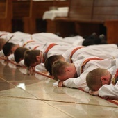 Już za chwilę, przez nałożenie rąk i modlitwę biskupa Romana Pindla, 10 kandydatów do kapłaństwa zostanie prezbiterami Kościoła rzymskokatolickiego... 