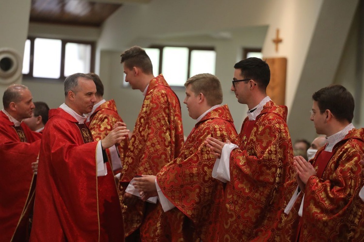 Znak pokoju nowym kapłanom przekazał bp Roman Pindel, a następnie wszyscy obecni w świątyni księża.