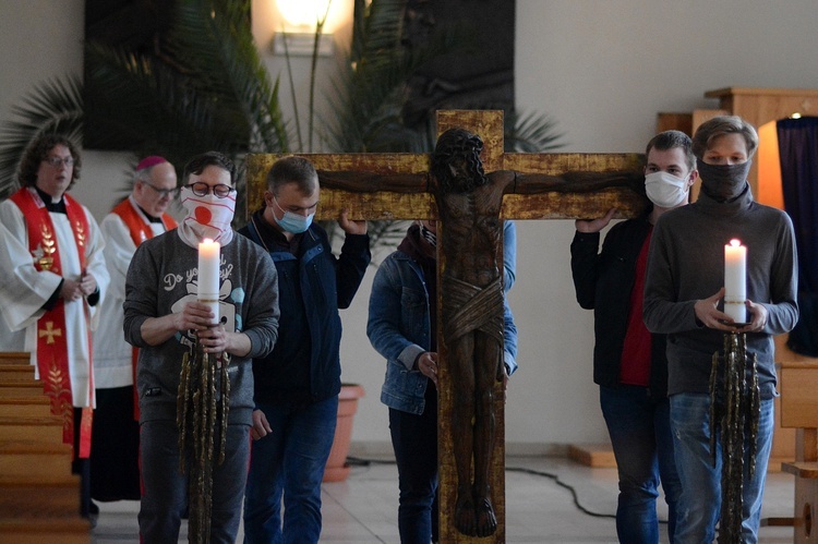 Opole. Młodzież modliła się przed Zesłaniem Ducha Świętego