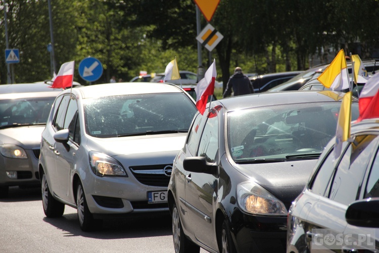 100 samochodów z papieskim flagami przejchało ulicami Gorzowa