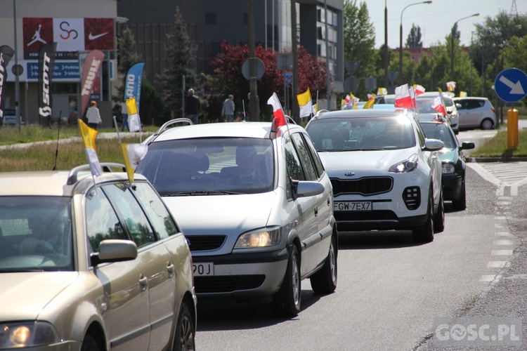 100 samochodów z papieskim flagami przejchało ulicami Gorzowa