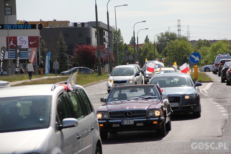 100 samochodów z papieskim flagami przejchało ulicami Gorzowa