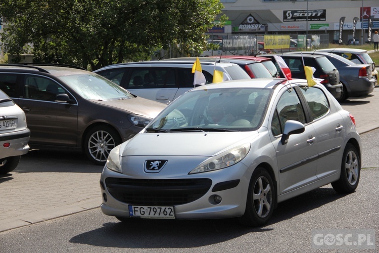 100 samochodów z papieskim flagami przejchało ulicami Gorzowa