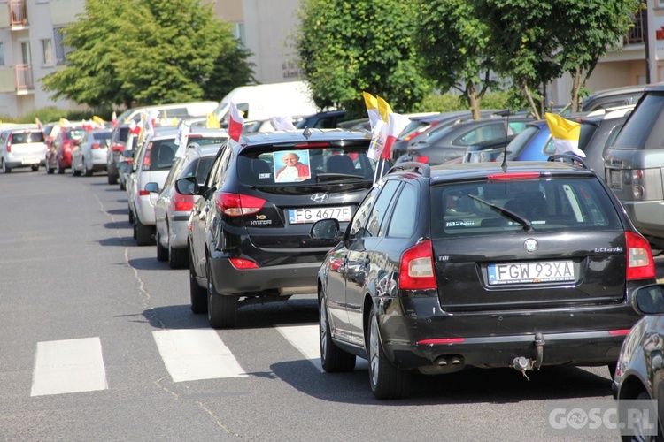 100 samochodów z papieskim flagami przejchało ulicami Gorzowa