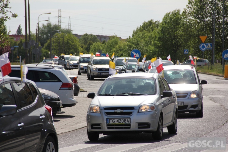 100 samochodów z papieskim flagami przejchało ulicami Gorzowa