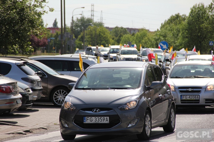 100 samochodów z papieskim flagami przejchało ulicami Gorzowa