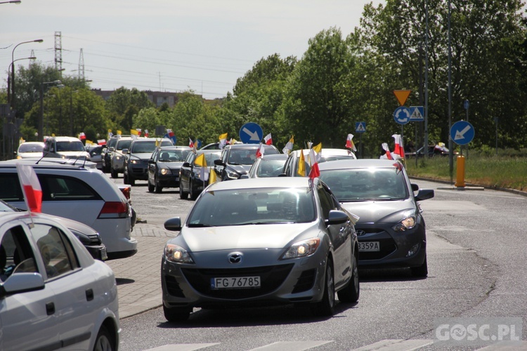 100 samochodów z papieskim flagami przejchało ulicami Gorzowa