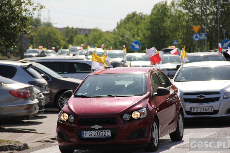 100 samochodów z papieskim flagami przejchało ulicami Gorzowa