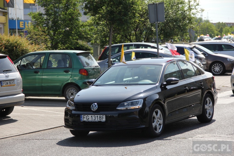 100 samochodów z papieskim flagami przejchało ulicami Gorzowa