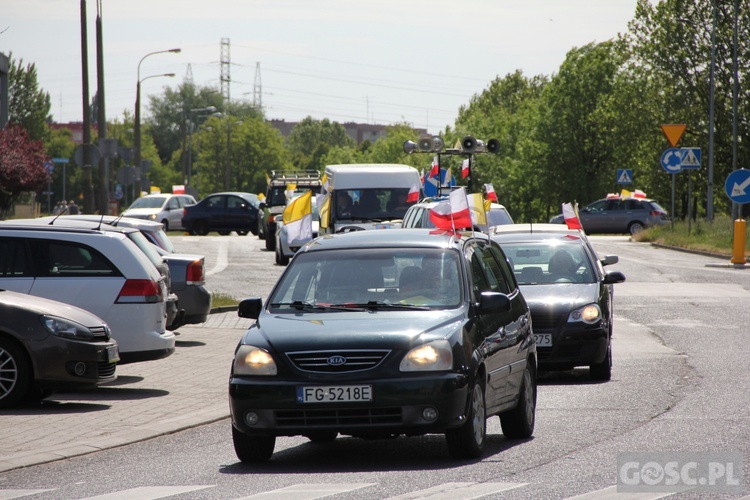 100 samochodów z papieskim flagami przejchało ulicami Gorzowa