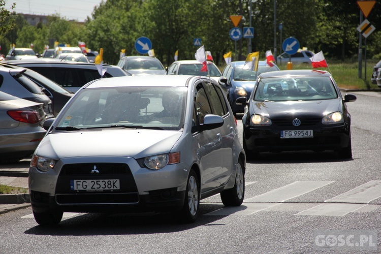 100 samochodów z papieskim flagami przejchało ulicami Gorzowa