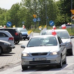 100 samochodów z papieskim flagami przejchało ulicami Gorzowa