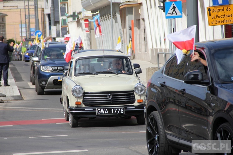 100 samochodów z papieskim flagami przejchało ulicami Gorzowa