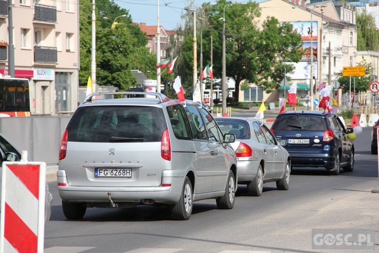 100 samochodów z papieskim flagami przejchało ulicami Gorzowa