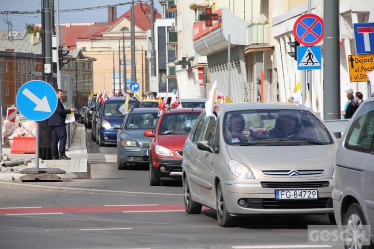 100 samochodów z papieskim flagami przejchało ulicami Gorzowa