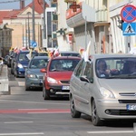 100 samochodów z papieskim flagami przejchało ulicami Gorzowa