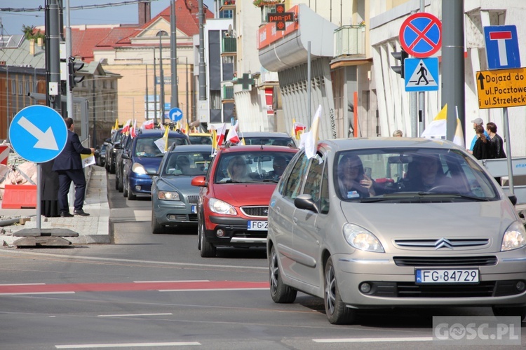 100 samochodów z papieskim flagami przejchało ulicami Gorzowa