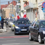 100 samochodów z papieskim flagami przejchało ulicami Gorzowa