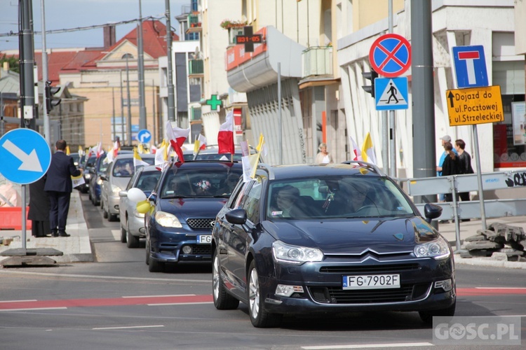 100 samochodów z papieskim flagami przejchało ulicami Gorzowa