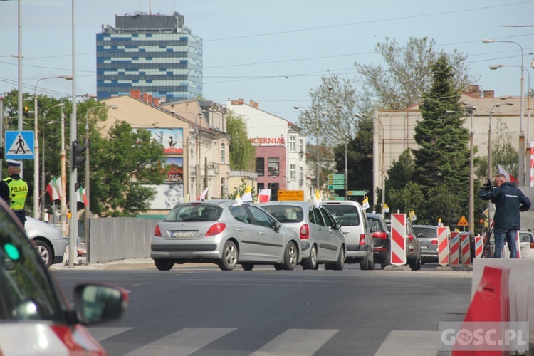 100 samochodów z papieskim flagami przejchało ulicami Gorzowa