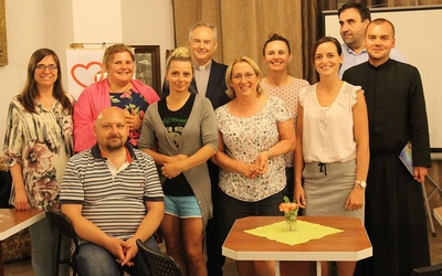 Ekipa "TAK na serio" z ks. Jerzym Dzierżanowskim (stoi w środku, z tyłu) podczas ubiegłorocznego spotkania.
