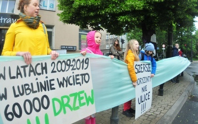 Niemal 150 osób protestowało przeciw wycince drzew przy ul. Lipowej