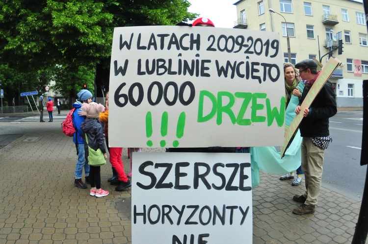 Niemal 150 osób protestowało przeciw wycince drzew przy ul. Lipowej