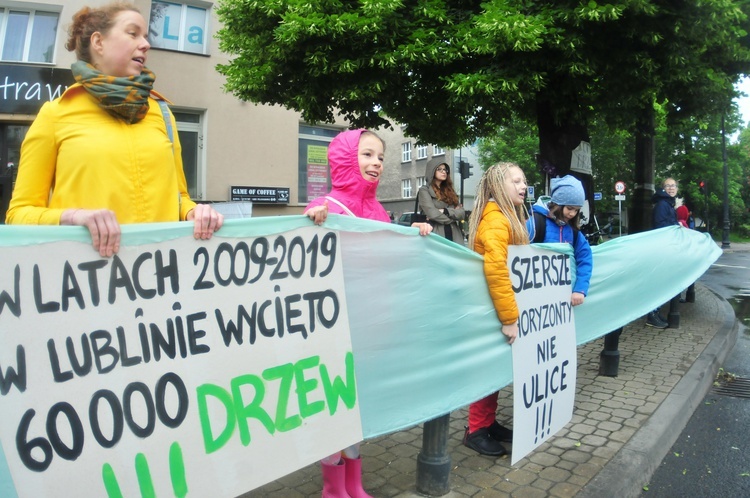 Niemal 150 osób protestowało przeciw wycince drzew przy ul. Lipowej